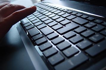 Limpieza eficaz del teclado: m&eacute;todos caseros que s&iacute; funcionan