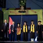 Convoca a graduados a no ser neutrales frente a la injusticia