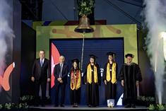 Convoca a graduados a no ser neutrales frente a la injusticia