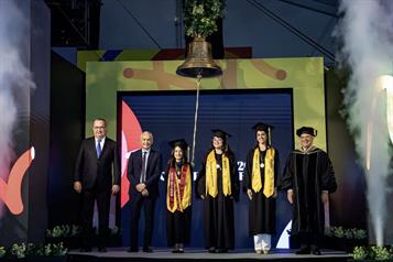 Convoca a graduados a no ser neutrales frente a la injusticia