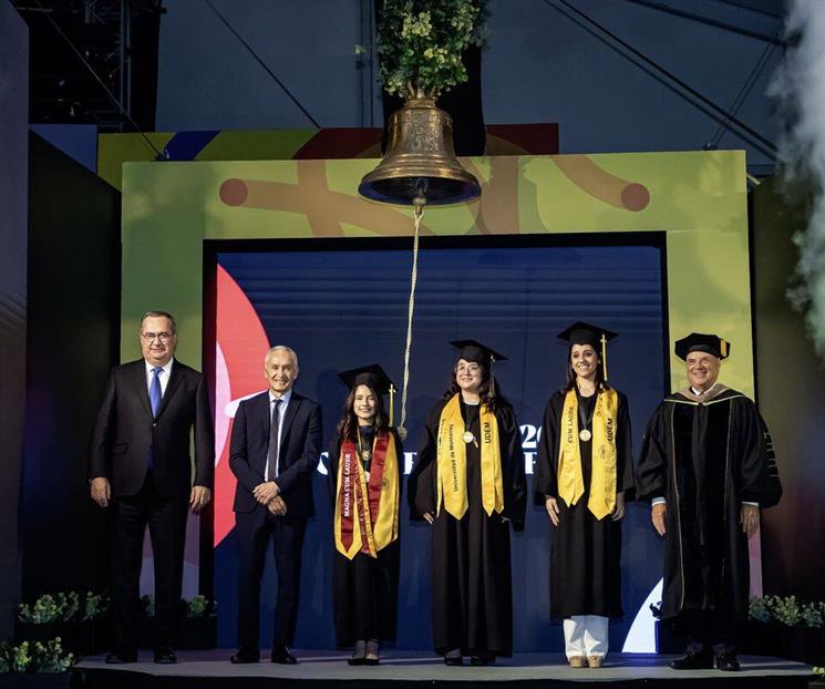 Convoca a graduados a no ser neutrales frente a la injusticia