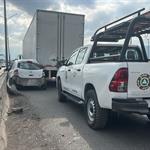 Se registra choque entre tr&aacute;iler y auto en Escobedo