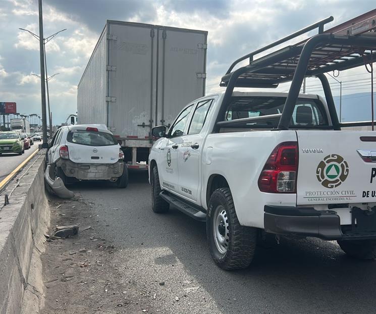 Se registra choque entre tr&aacute;iler y auto en Escobedo