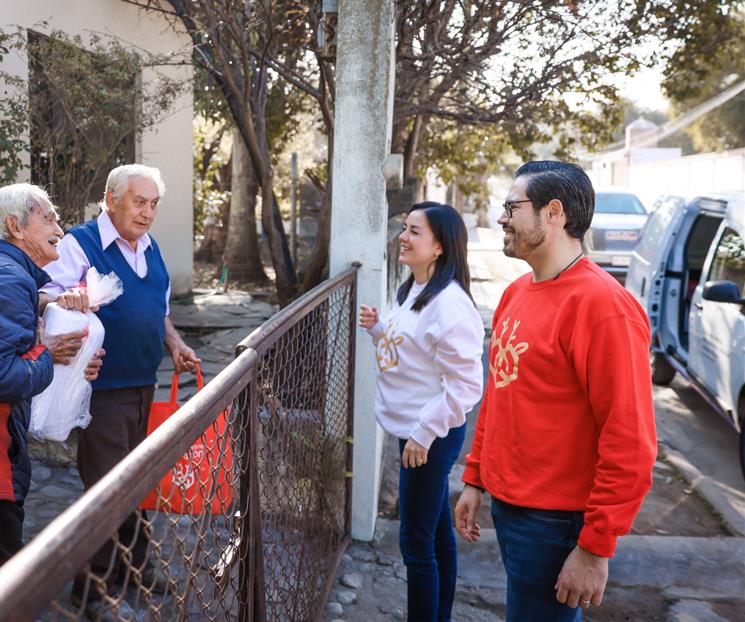 Realiza de la Pe&ntilde;a entrega de cenas navide&ntilde;as