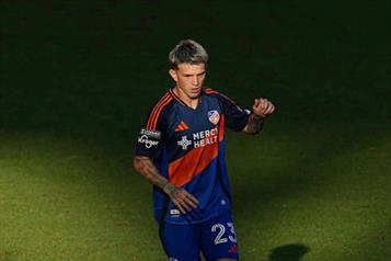 Avanza Rayados por Orellano; Tigres ir&iacute;a por extremo colombiano 