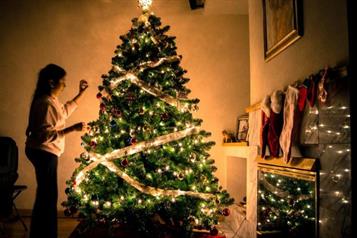 Llena pino navide&ntilde;o de luz y esperanza a los hogares