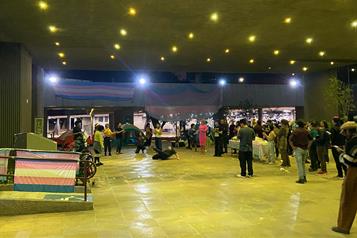 Protestan activistas frente al Congreso