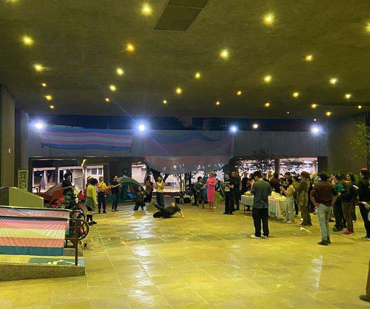 Protestan activistas frente al Congreso
