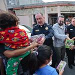 Se visten polic&iacute;as de Santa Claus