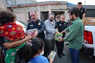 Se visten polic&iacute;as de Santa Claus
