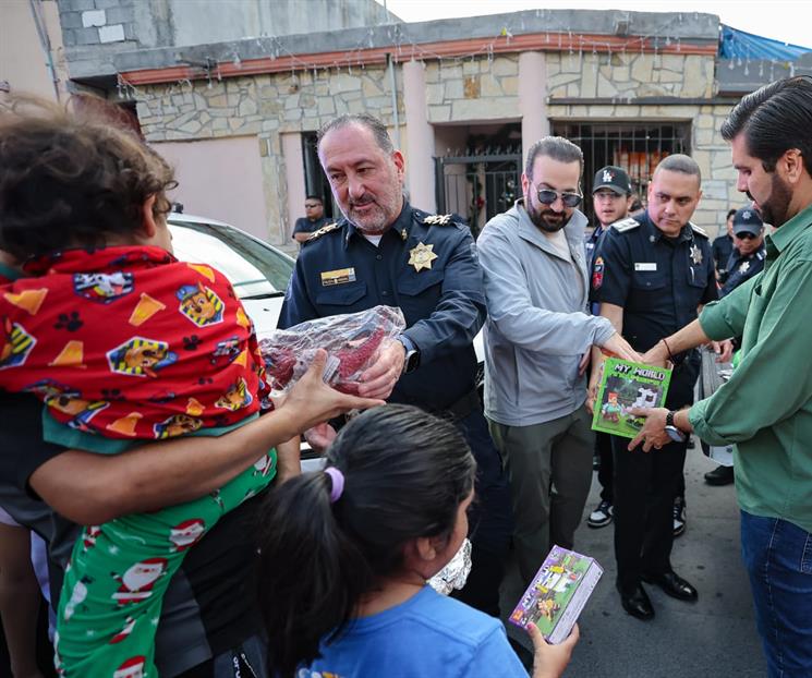 Se visten polic&iacute;as de Santa Claus
