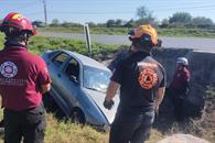 Pierde el control y cae a canal&oacute;n