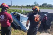 Pierde el control y cae a canal&oacute;n
