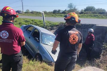 Pierde el control y cae a canal&oacute;n
