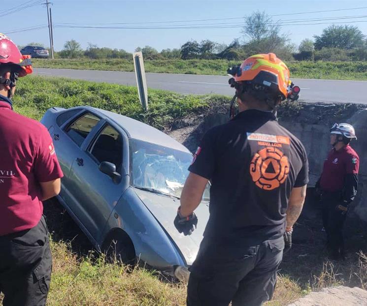 Pierde el control y cae a canal&oacute;n