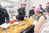 Llevan elementos de FC comida a hospitales