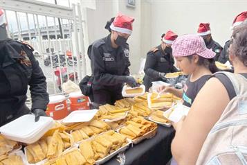 Llevan elementos de FC comida a hospitales