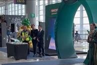 Con mariachi y pastel, celebra Mexicana segundo aniversario