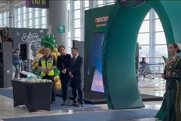 Con mariachi y pastel, celebra Mexicana segundo aniversario