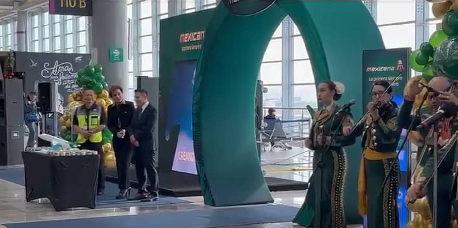 Con mariachi y pastel, celebra Mexicana segundo aniversario