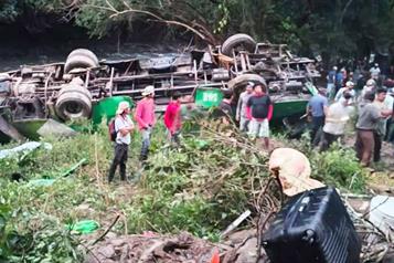 Deja volcadura de autob&uacute;s 10 muertos