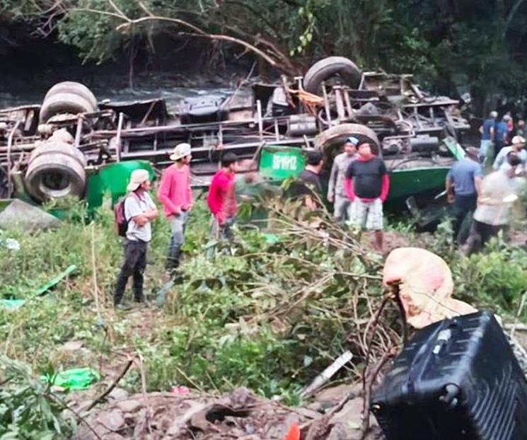 Deja volcadura de autobús 10 muertos Deja volcadura de autobús 10 muertos