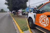 Impacta &aacute;rbol y se vuelca