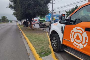 Impacta &aacute;rbol y se vuelca