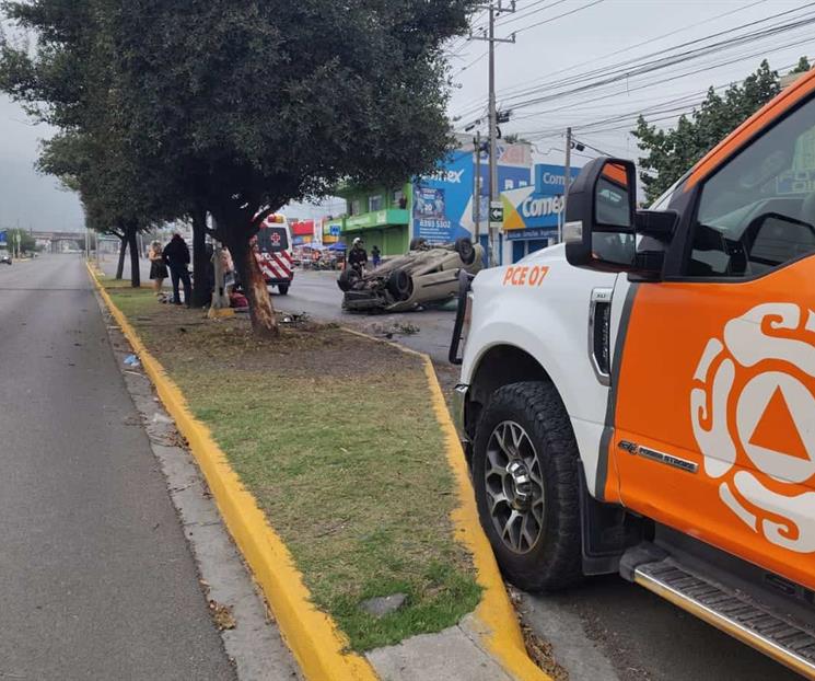 Impacta &aacute;rbol y se vuelca