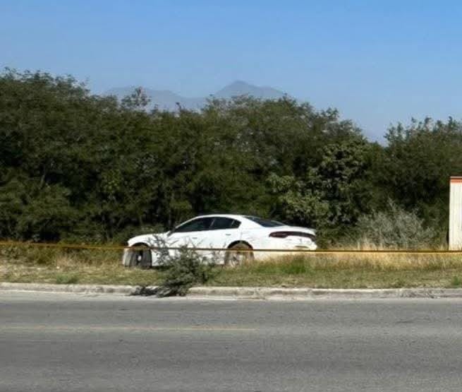 Tiran cad&aacute;ver en terreno bald&iacute;o de Garc&iacute;a