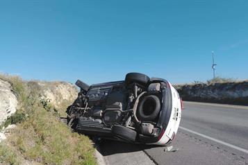 Termina camioneta volcada en Salinas