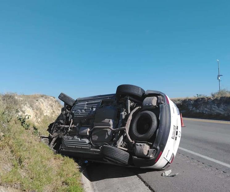 Termina camioneta volcada en Salinas