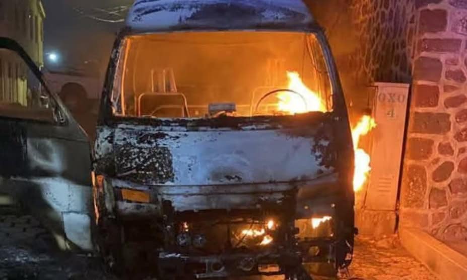 Incendian unidad de transporte p&uacute;blico de la Ruta 95 en Otumba