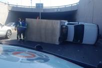 Vuelca camioneta en Leones