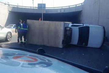 Vuelca camioneta en Leones