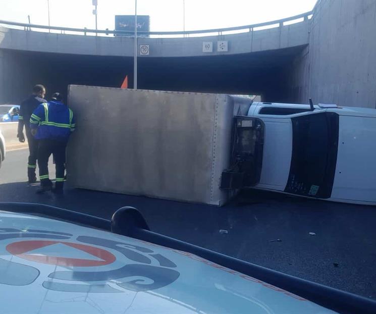 Vuelca camioneta en Leones