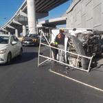 Resulta herido tras volcar