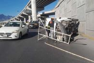 Resulta herido tras volcar