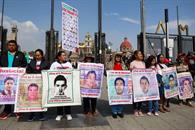 Marchan padres de los normalistas  a la Bas&iacute;lica de Guadalupe