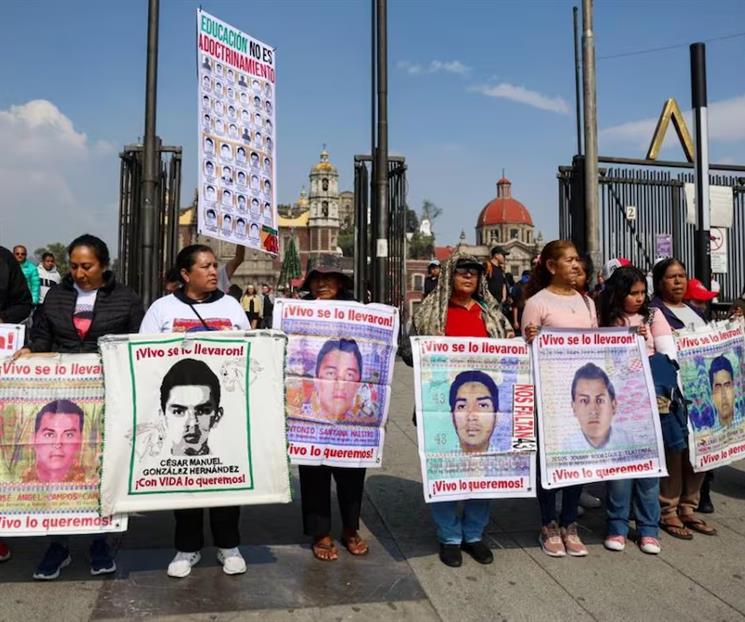 Marchan padres de los normalistas  a la Bas&iacute;lica de Guadalupe