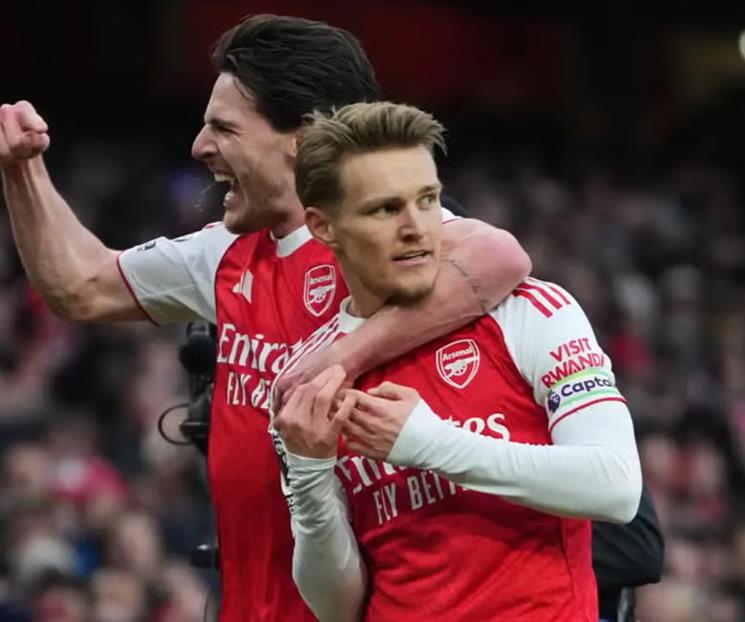 Arsenal se mantiene en la cima en Inglaterra