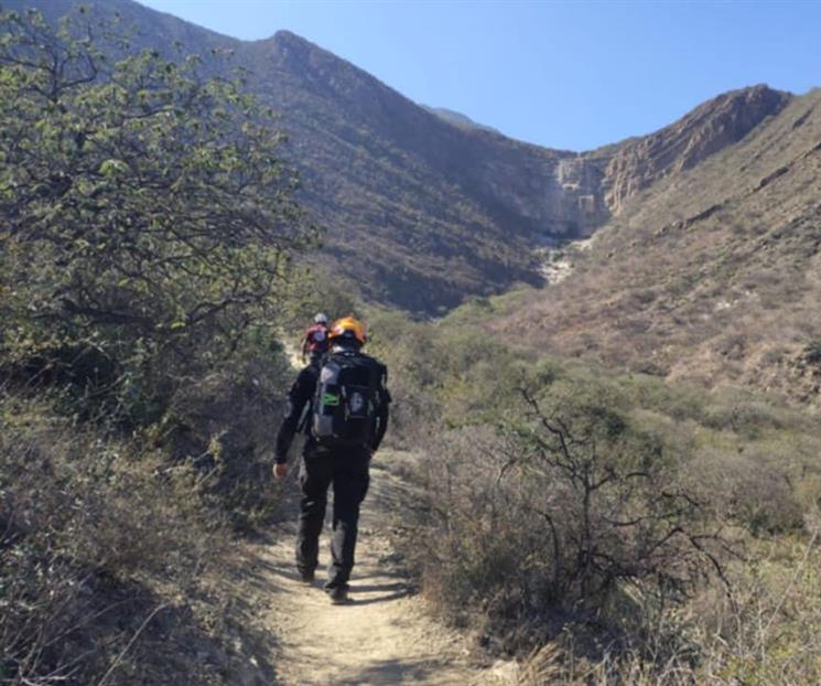 Rescatan a senderista lesionado por ca&iacute;da en cerro de Garc&iacute;a