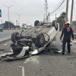 Vuelca automovilista en Escobedo