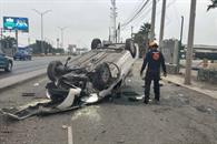Vuelca automovilista en Escobedo
