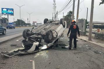 Vuelca automovilista en Escobedo