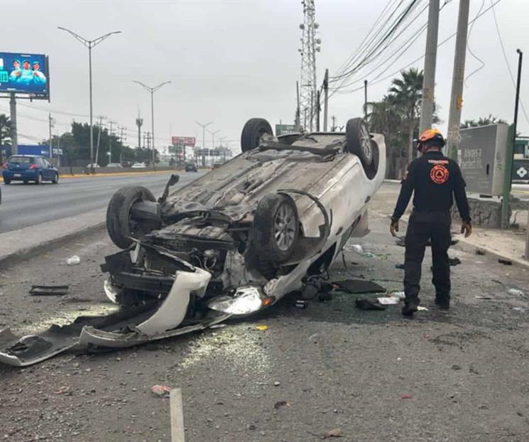 Vuelca automovilista en Escobedo