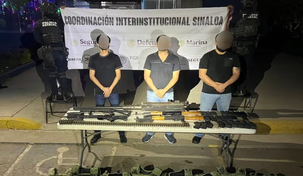 Aseguran arsenal y explosivos en dos fraccionamientos de Culiac&aacute;n