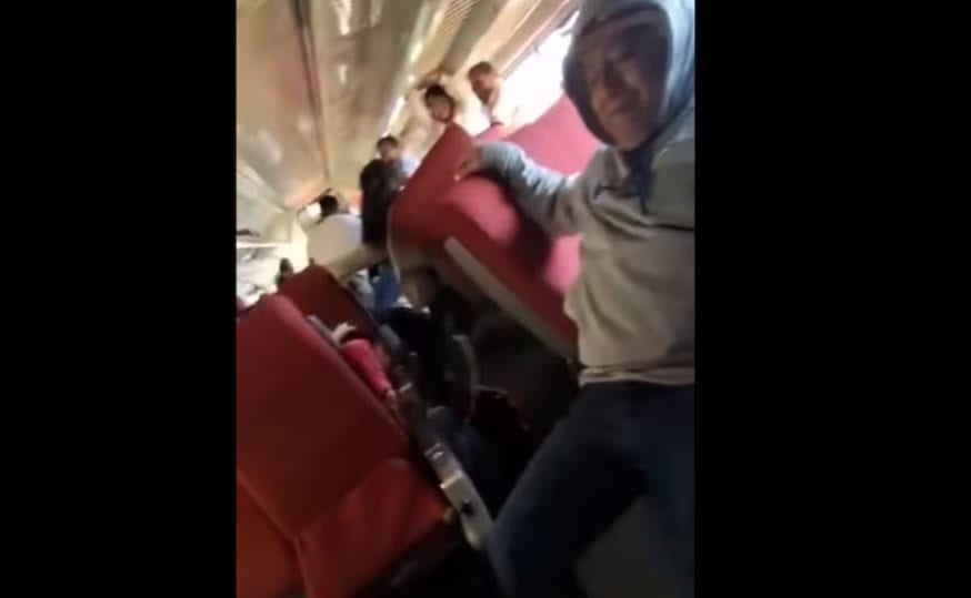 Pasajeros graban desde el vag&oacute;n momento del descarrilamiento
