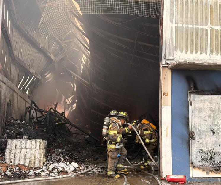 Moviliza incendio en bodegas de Monterrey, hay un herido