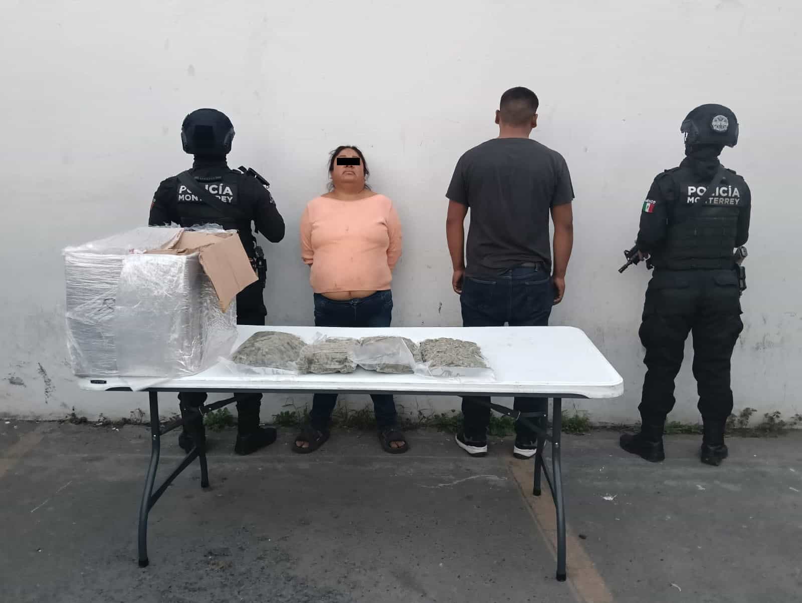 Lugo de la detenci&oacute;n de una mujer y su hijo por oficiales de la Polic&iacute;a de Monterrey, al encontrarles droga al salir de un domicilio en la colonia Nueva Madero, la vivienda fue cateada por la Fiscal&iacute;a General de Justicia.